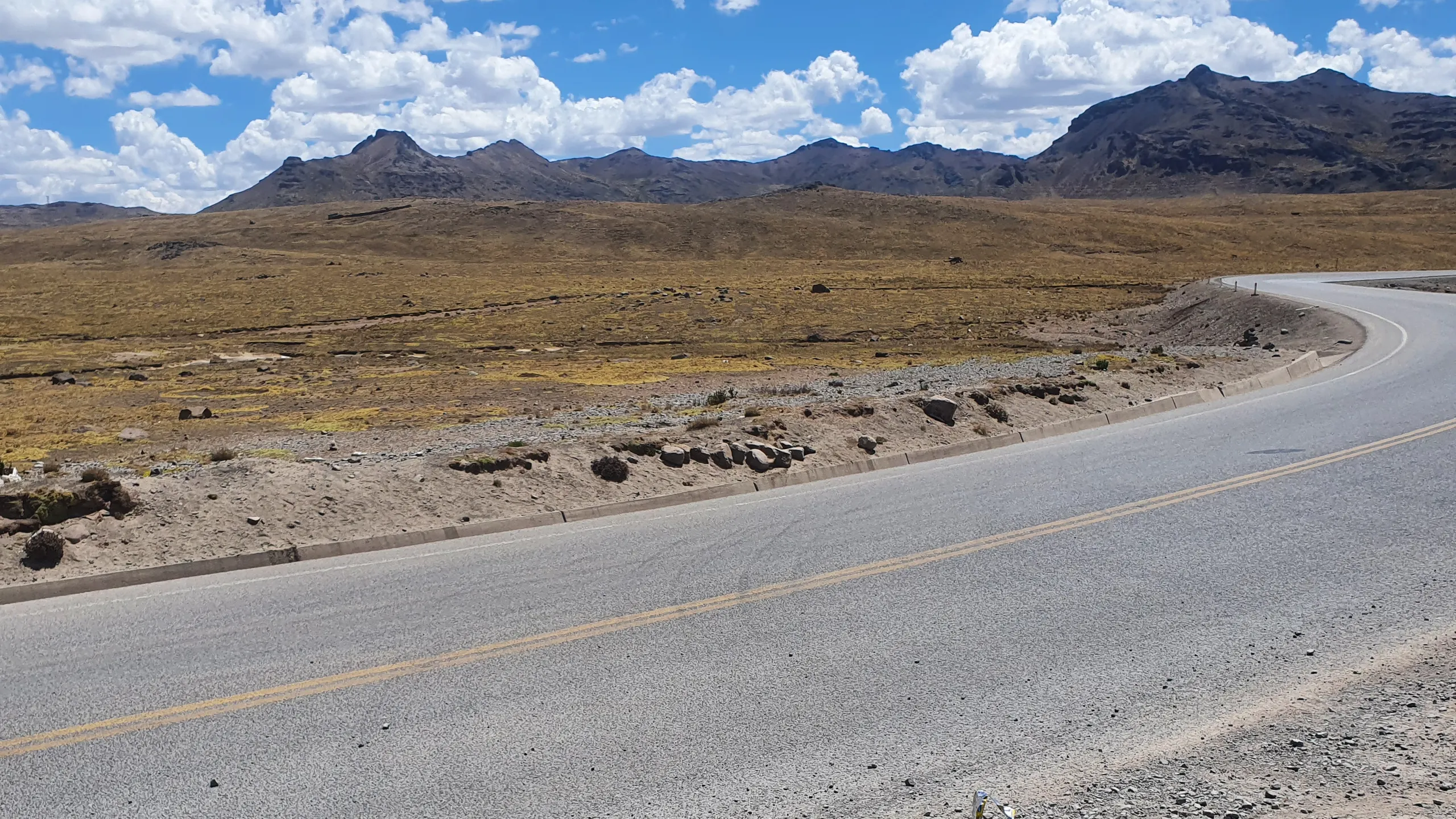 Carretera PE-34A en curva hacia los cerros, en los Andes del sur del Perú