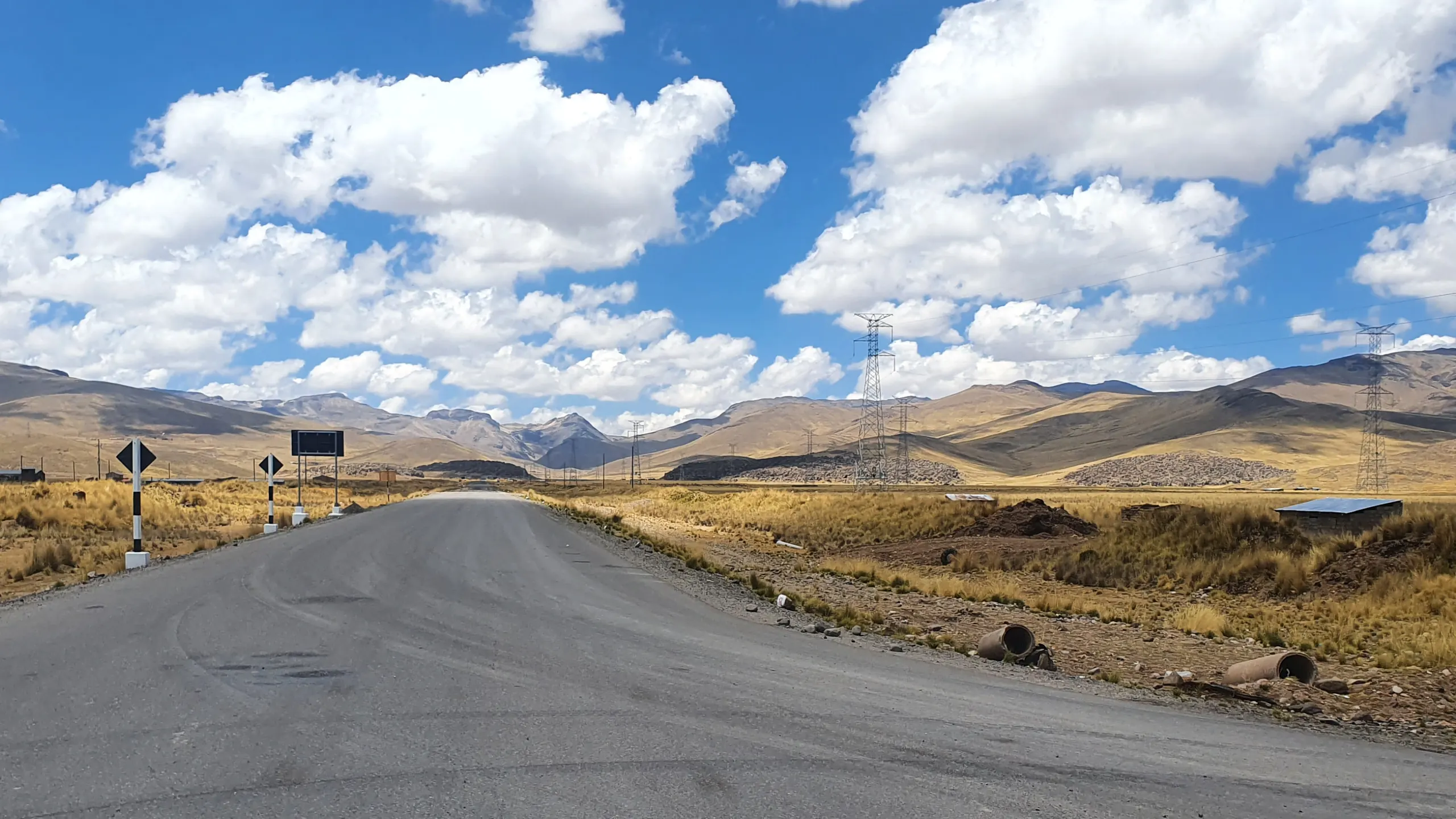 Carretera en el altiplano del sur del Perú, con cerros y nubes